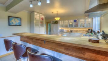 Casa, 5 habitaciones | Cocina privada | Refrigerador, microondas, horno y parrilla de estufa