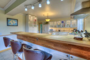 House, 5 Bedrooms | Private kitchen | Fridge, microwave, oven, stovetop