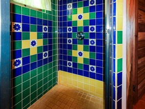 Appartement, 2 slaapkamers | Badkamer | Een douche, handdoeken, shampoo, toiletpapier