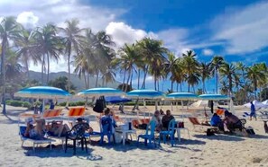 ビーチ、白砂、サンラウンジャー、ビーチパラソル