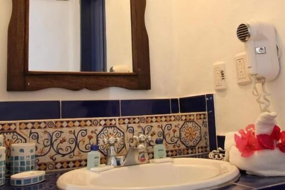 Chambre simple Deluxe, balcon, vue sur le complexe | Salle de bain | Douche, articles de toilette (gratuits), séchoir à cheveux