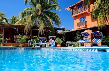 2 piscinas al aire libre, sillones reclinables de piscina