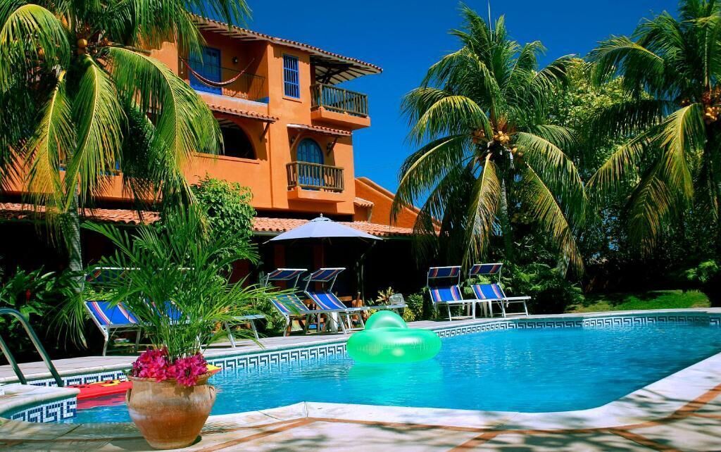 2 buitenzwembaden, ligstoelen bij het zwembad