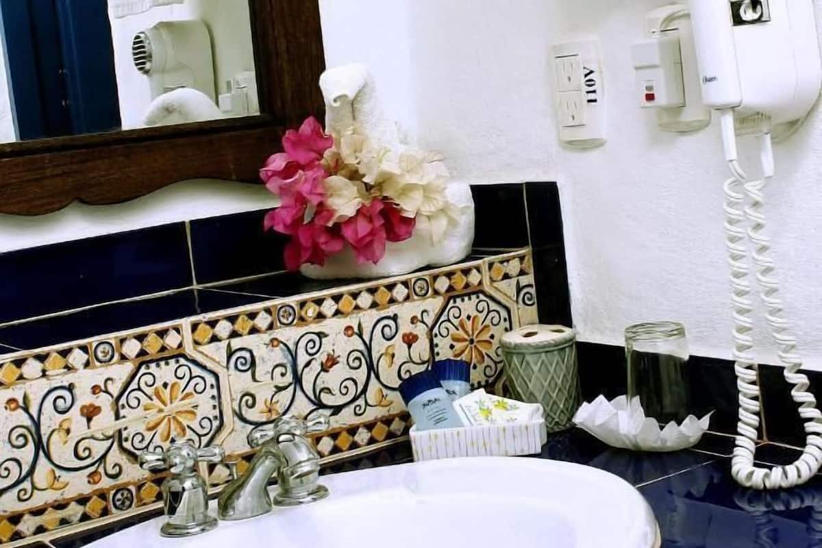 Douche, articles de toilette gratuits, sĂšche-cheveux