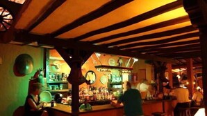 提供早餐、午餐和晚餐