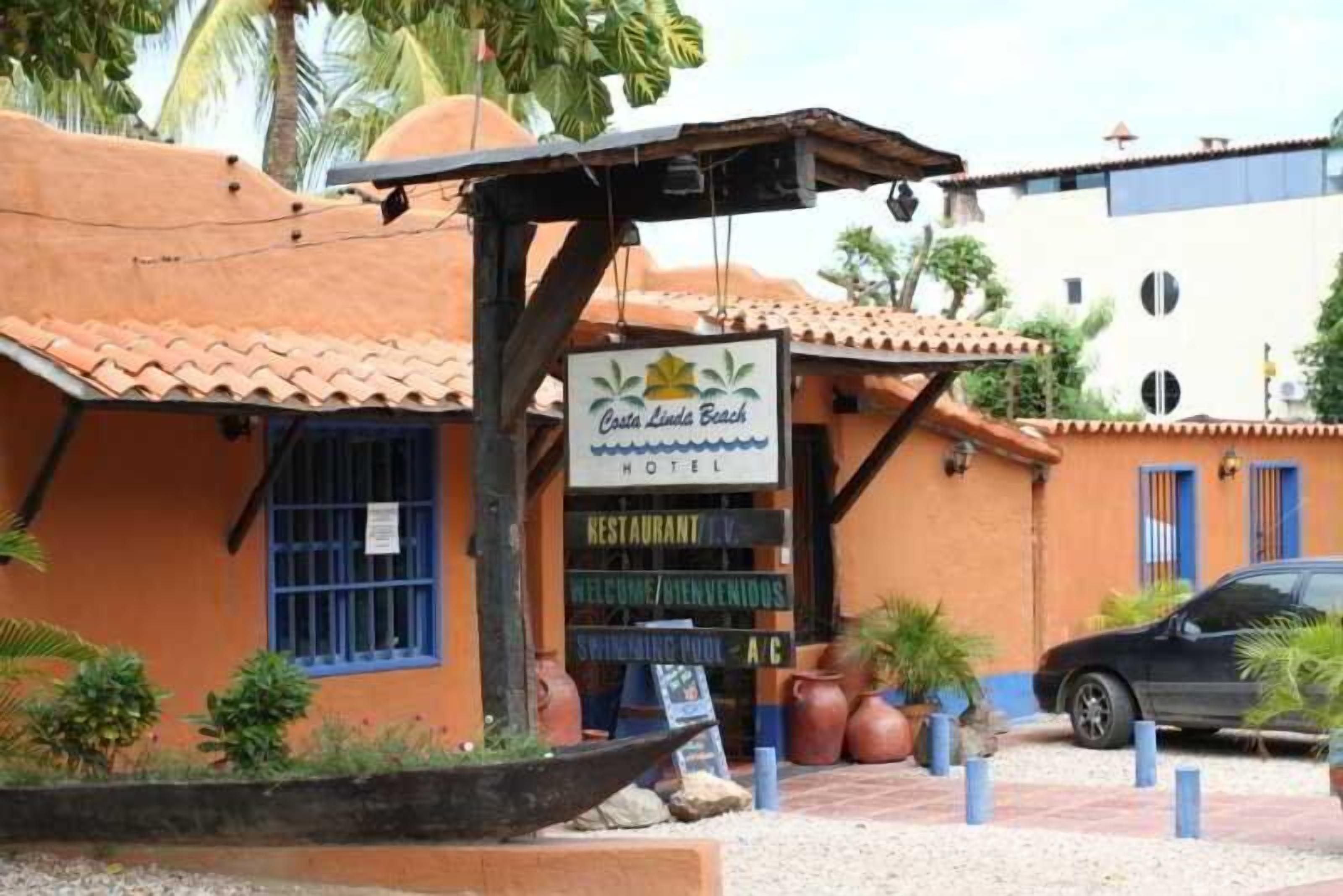 L’hôtel Costa Linda Beach possède un panneau indiquant la présence d’un restaurant, d’une piscine et d’un espace d’accueil.