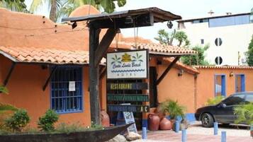 L’hôtel Costa Linda Beach possède un panneau indiquant la présence d’un restaurant, d’une piscine et d’un espace d’accueil.