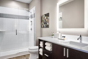 Shower, rainfall showerhead, free toiletries, towels