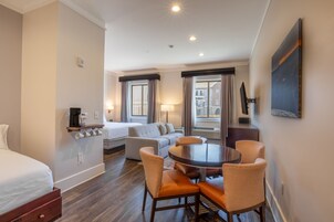 Caja de seguridad en la habitación, escritorio y cortinas blackout 