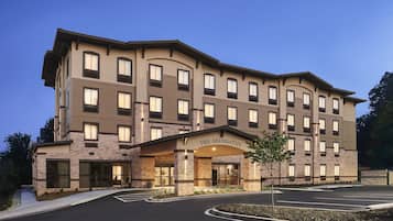 Fachada de la propiedad por la tarde o noche