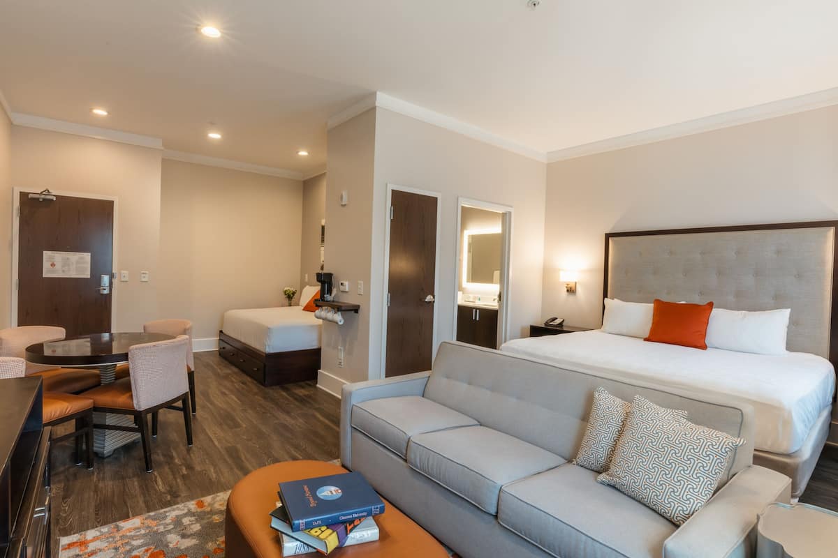 Double Room | Peti besi dalam bilik, meja, langsir/tirai gelap terus