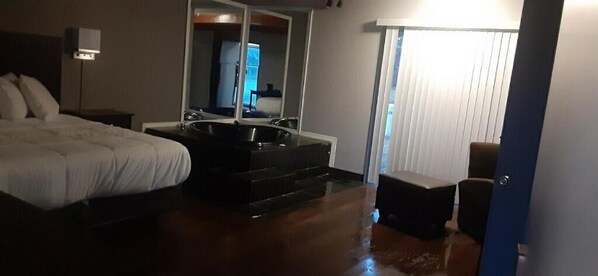 1 habitación, escritorio y ropa de cama 