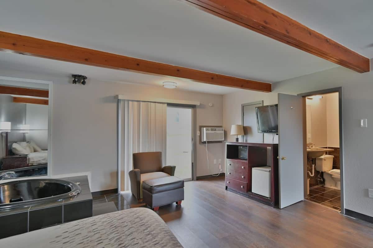 1 habitación, escritorio y ropa de cama