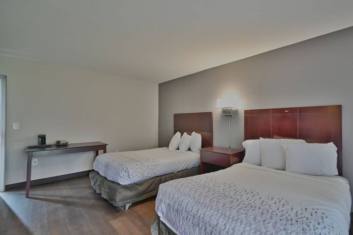 1 habitación, escritorio y ropa de cama