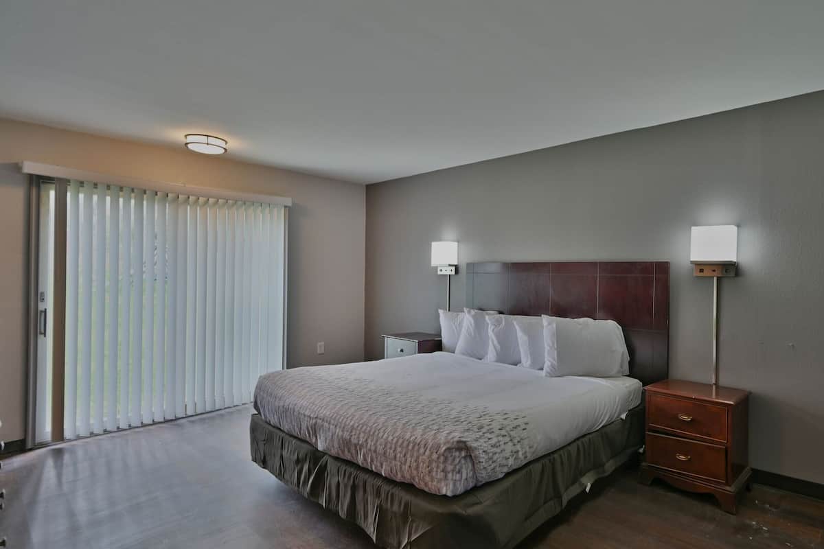 1 habitación, escritorio y ropa de cama
