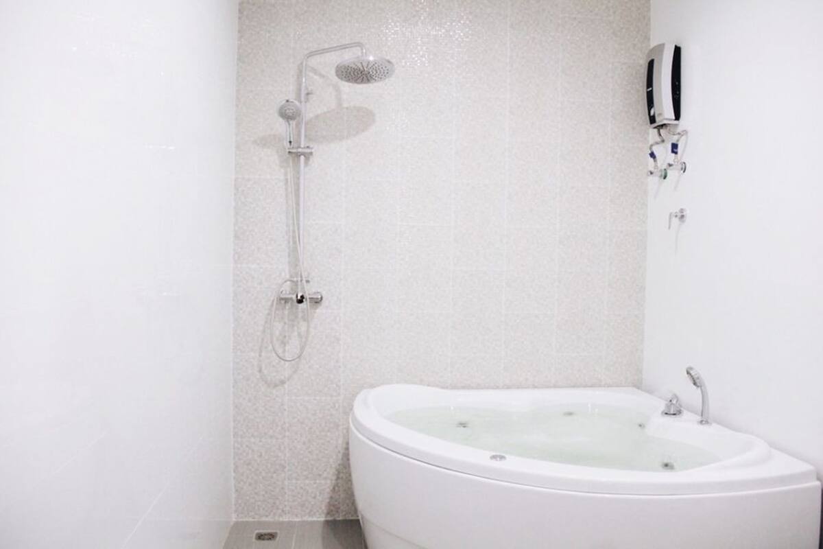 suite king | jetted bathtub