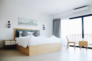 Escritorio, cortinas blackout, wifi gratis y ropa de cama