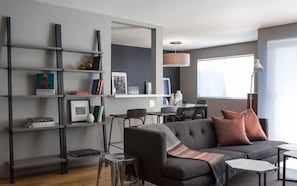 City Suite, 1 Bedroom, Kitchen, Courtyard Area | Living room | Flat-screen TV, fireplace