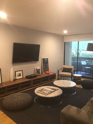 City Suite, 1 Bedroom, Kitchen, Courtyard Area | Living area | Flat-screen TV, fireplace