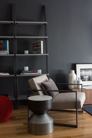 City Suite, 1 Bedroom, Kitchen, Courtyard Area | Living area | Flat-screen TV, fireplace