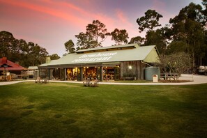 Breakfast, lunch and dinner served - Paradise Country Farmstay (Oxenford)