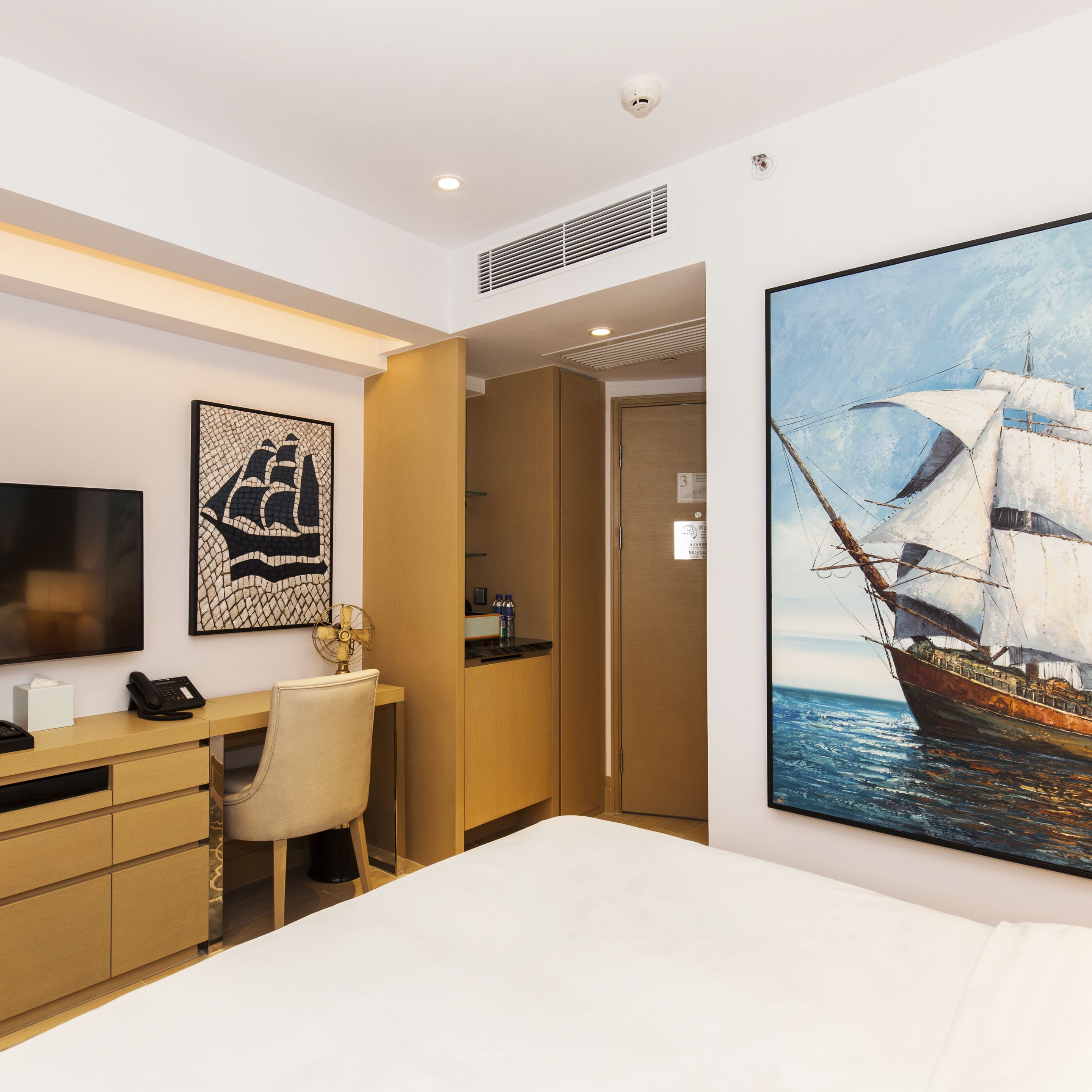 standard single room | minibar, in-room safe, desk, soundproofing