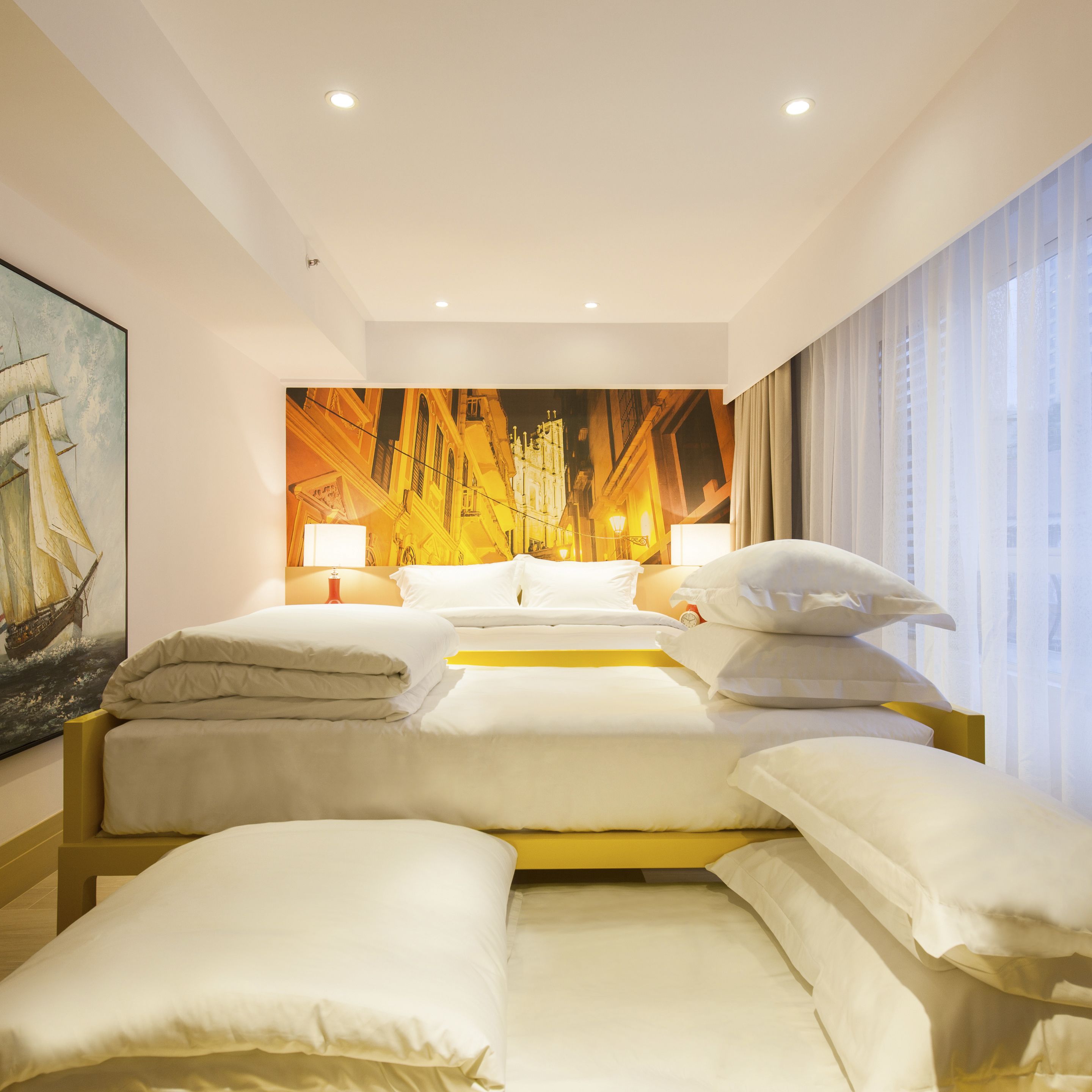 family room | minibar, in-room safe, desk, soundproofing