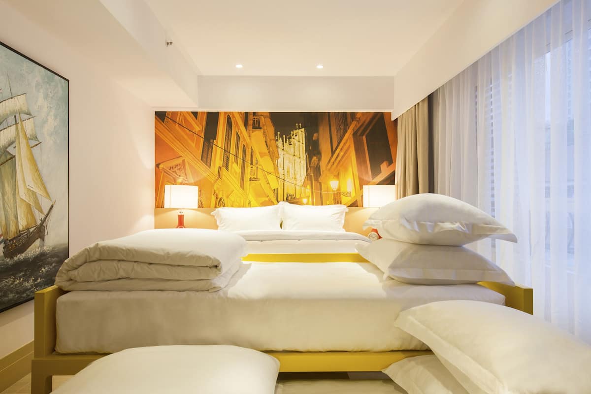 family room | minibar, in-room safe, desk, soundproofing