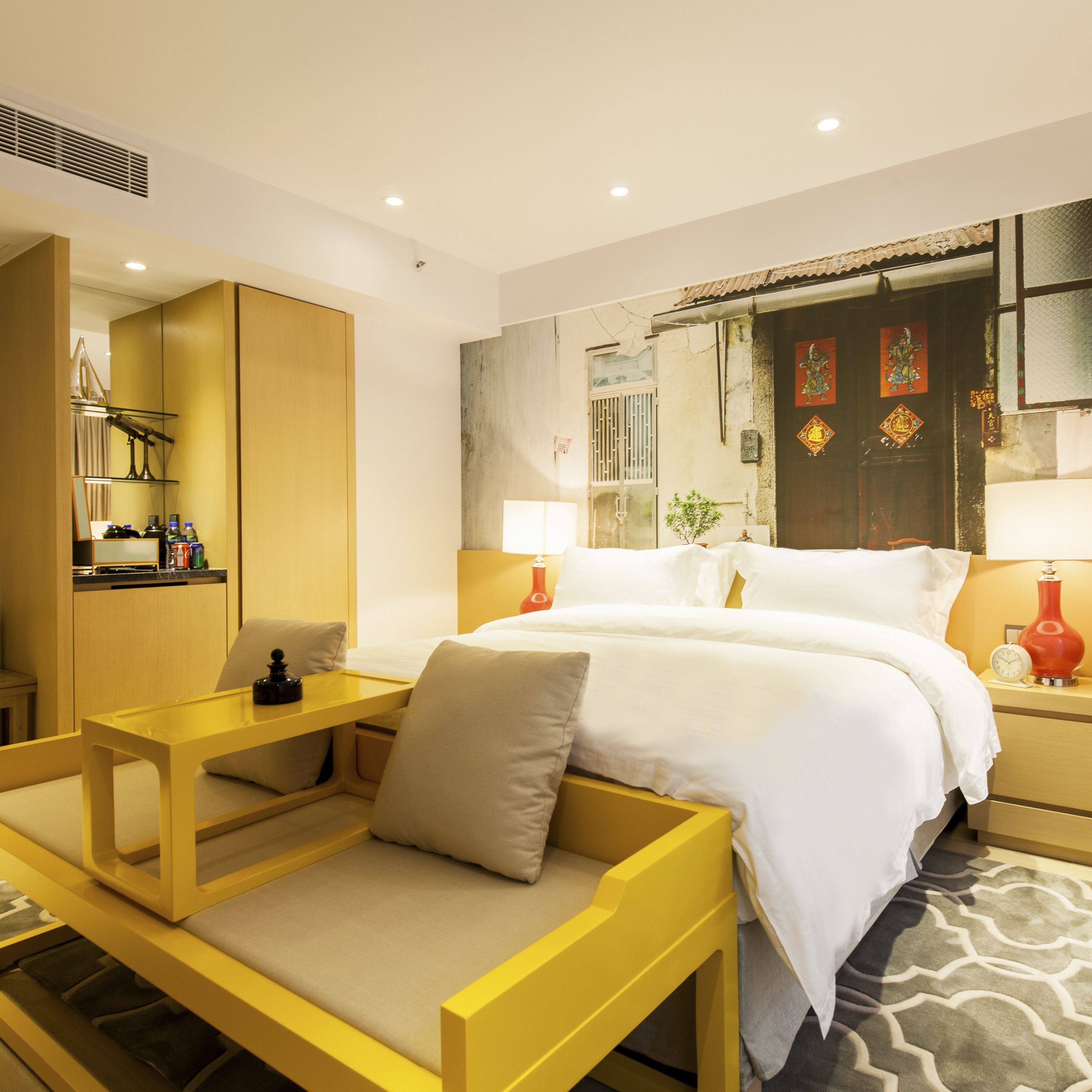 标准双人房 | 迷你吧、客房内保险箱、办公桌、隔音