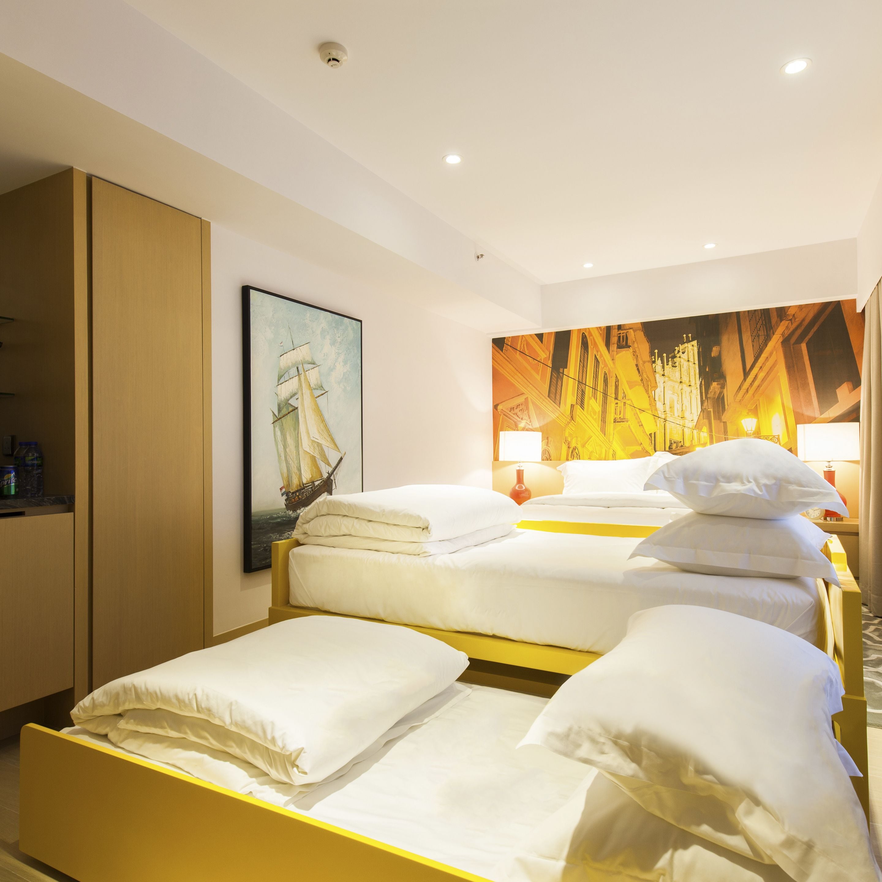 family room | minibar, in-room safe, desk, soundproofing