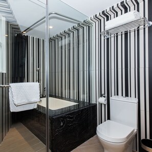 ห้องสวีท (Double) | ห้องน้ำ | ของใช้ในห้องน้ำฟรี, ไดร์เป่าผม, รองเท้าสวมภายในห้อง, ผ้าเช็ดตัว