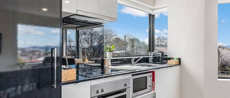Appartement, 2 chambres, non-fumeur, vue sur la ville | Cuisine privée | Réfrigérateur grande capacité avec congélateur, four à micro-ondes