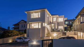 Bagian depan properti - sore/malam