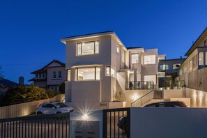 Façade de l’hébergement - soirée/nuit