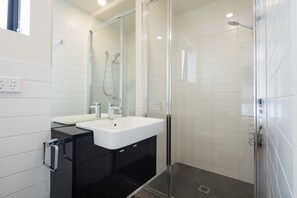 Căn hộ, 1 phòng ngủ, không hút thuốc, quang cảnh thành phố | Phòng tắm | Buồng tắm vòi sen, đồ dùng nhà tắm được thiết kế riêng, máy sấy tóc 
