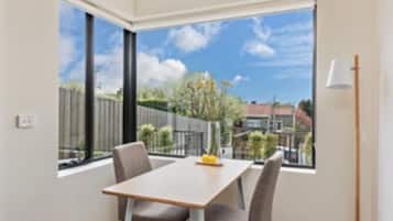 Apartment, 1 Bedroom, Non Smoking, City View | In-room dining