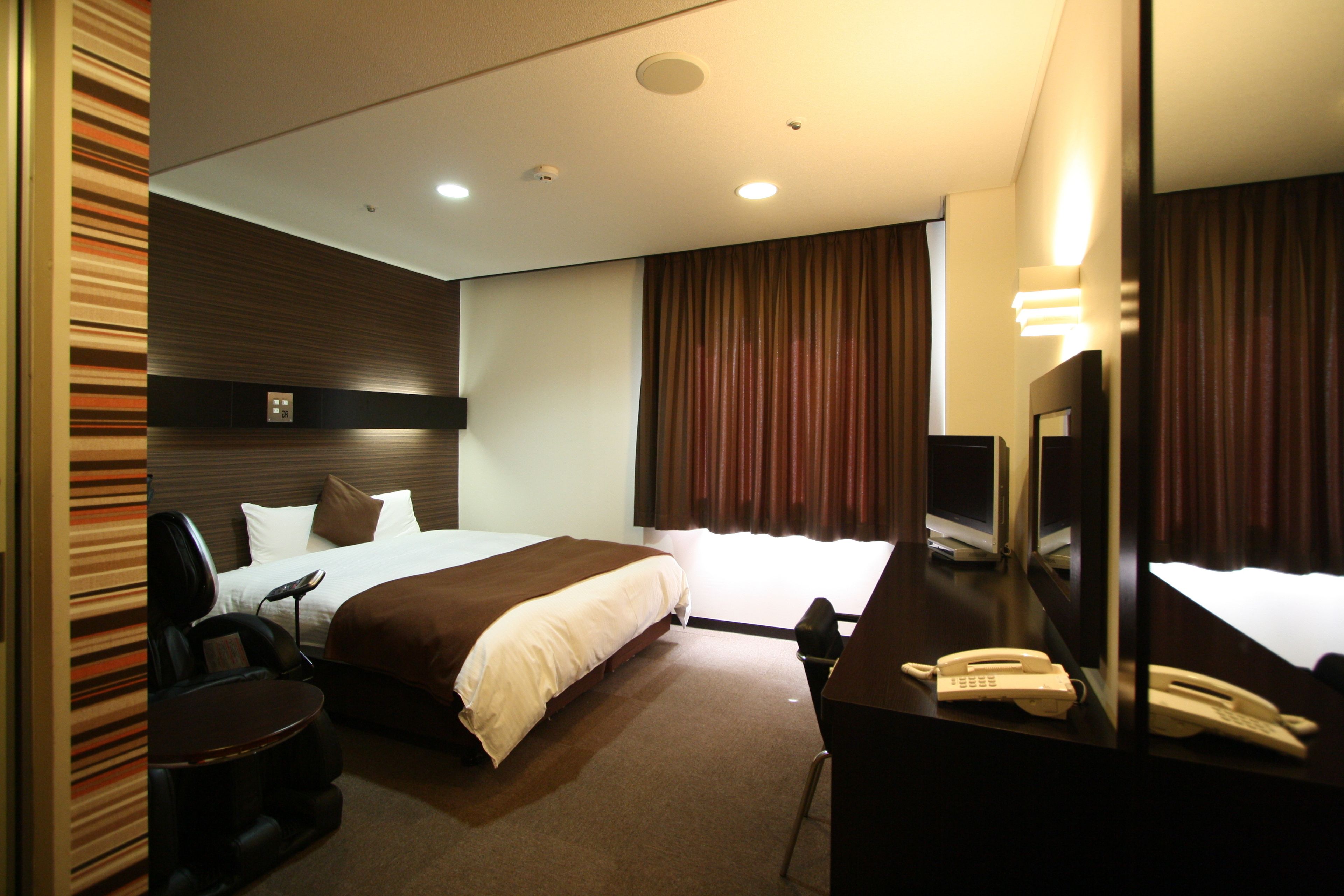 書桌、免費 Wi-Fi、床單