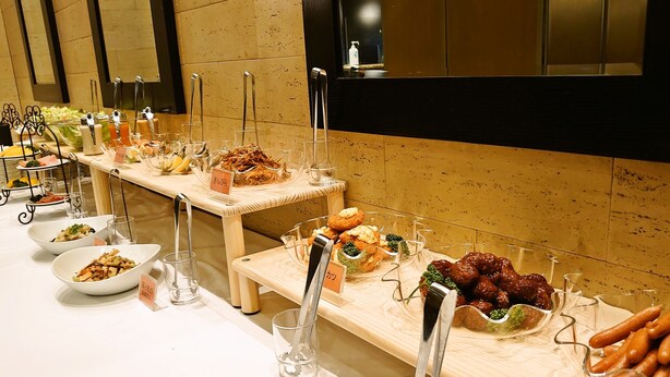 Ein reichhaltiges Buffet mit verschiedenen Speisen und Geschirr.