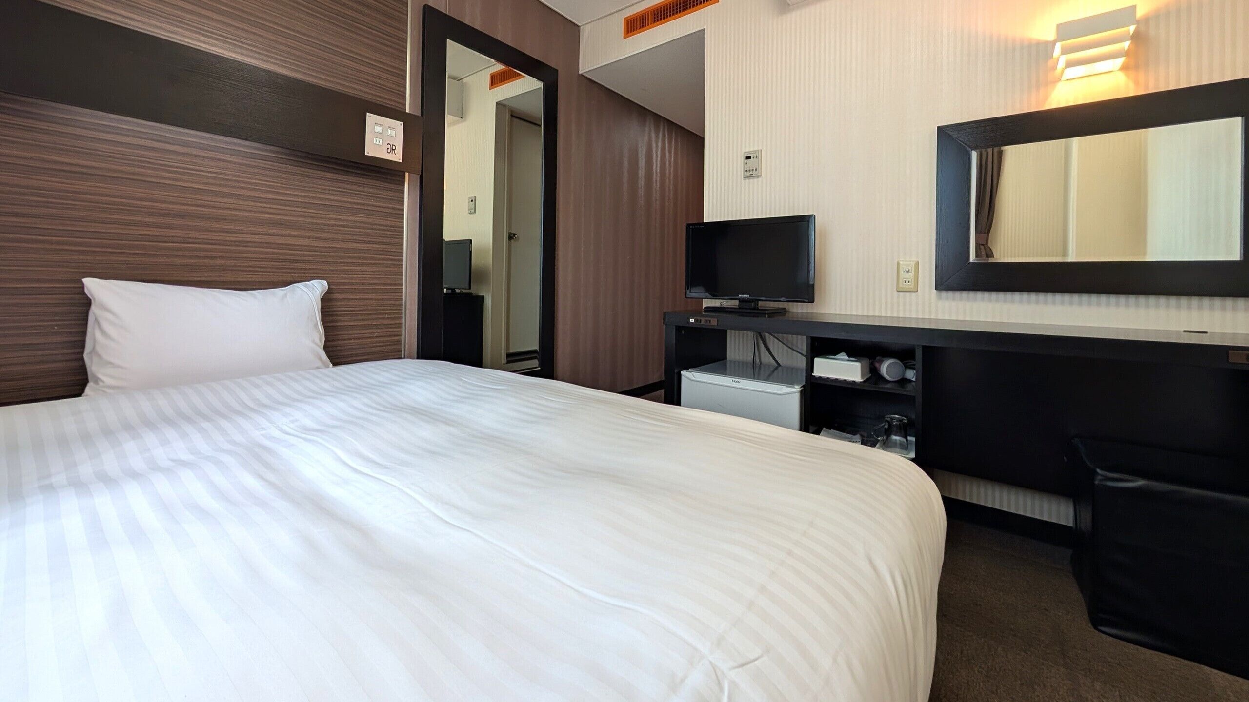Desk, free WiFi, bed sheets