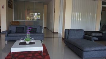 Coin salon dans le hall