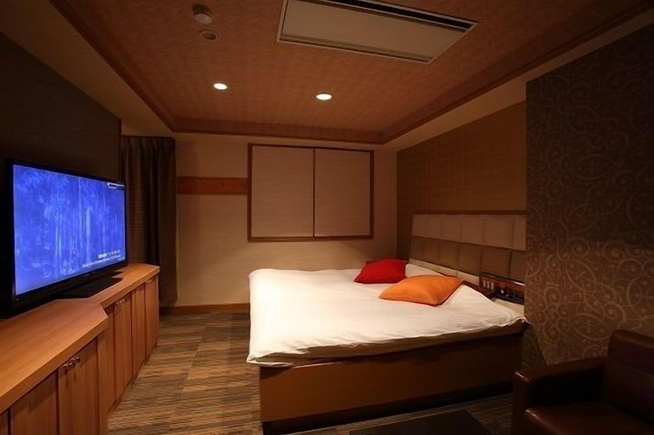 Double Room | Desk, free WiFi, bed sheets