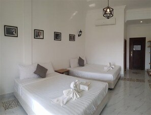 Twin Beds | Tallelokero huoneessa, ilmainen Wi-Fi