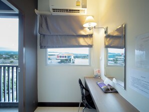 Superior 2 Single Beds | Tallelokero huoneessa, työpöytä, pimennysverhot, ilmainen Wi-Fi