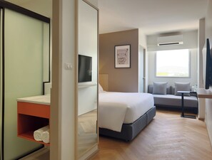 Superior King Room Only | Ruang kerja ramah laptop, tirai kedap cahaya, dan Wi-Fi gratis