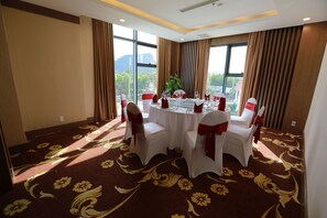 Breakfast, lunch, dinner served; local and international cuisine