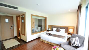 Deluxe King | 1 bedroom, minibar, in-room safe, laptop workspace