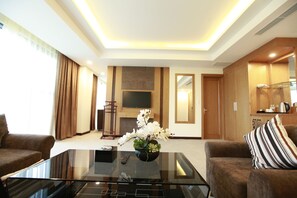 Executive Suite | Living room | LCD TV