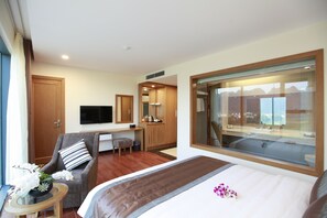 Deluxe King | Minibar, in-room safe, laptop workspace, blackout drapes