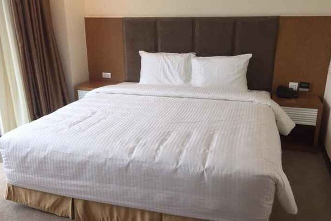 Minibar, in-room safe, laptop workspace, blackout drapes