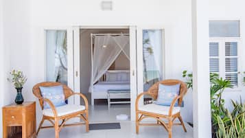 One Bedroom Beachfront Pool access | Vardagsrum | 32-tums platt-tv med kabelkanaler och tv